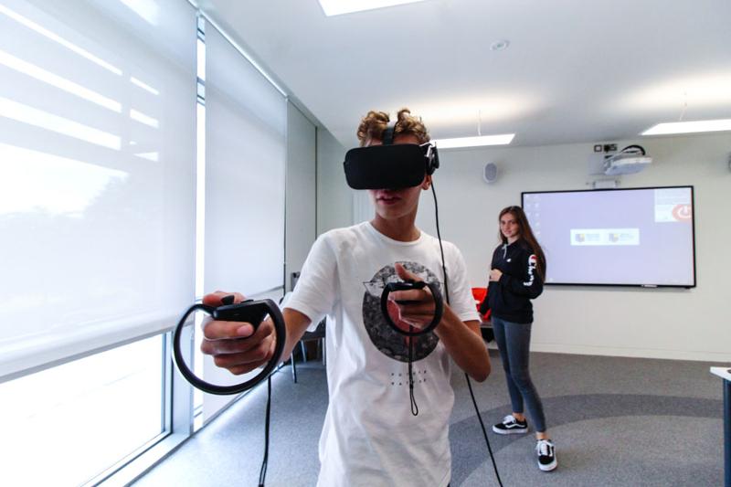 Jeune avec un casque de réalité virtuelle en séjour linguistique Jersey