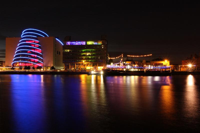 Bâtiments éclairés avec des néons de nuit à Dublin lors du séjour linguistique irlande