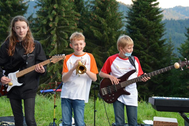 trois jeunes qui font de la musique en plein air lors de nos colos