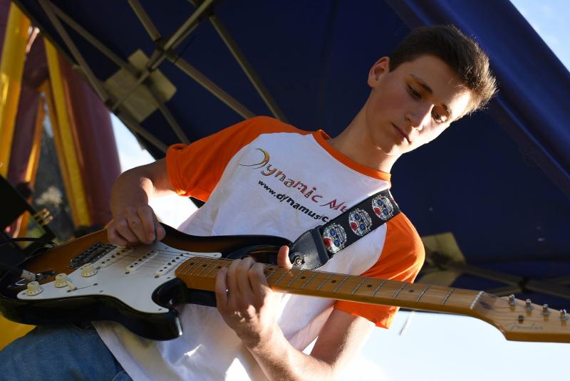 jeune en colo qui fait de la guitare électrique