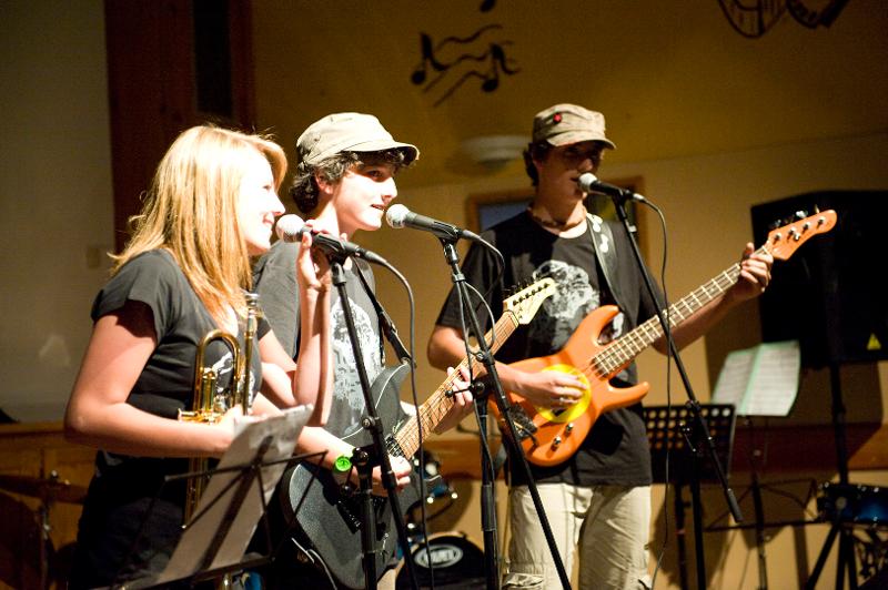 Des enfants chantent en colo musique