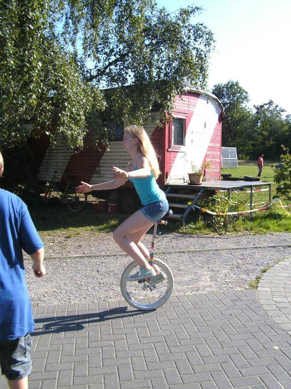 ado qui fait du monocycle en colo et qui s'amuse pendant l'été