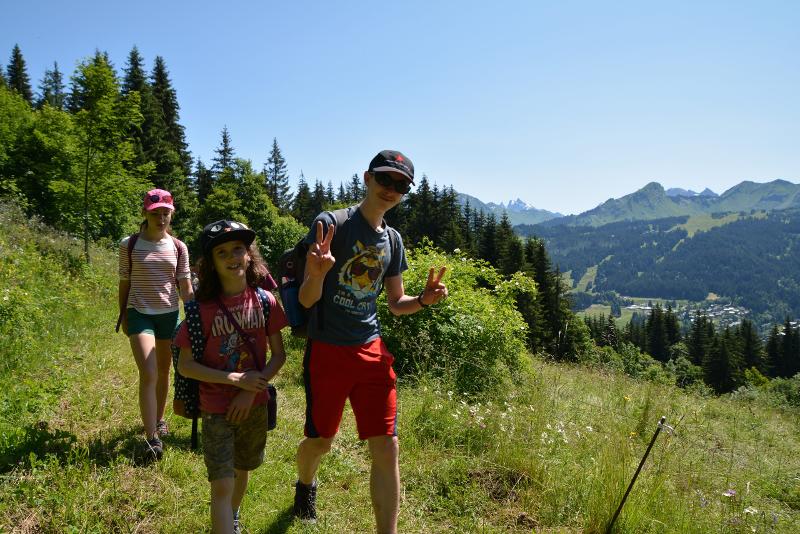 jeunes qui font une rando l'été en montagne pendant leur colo