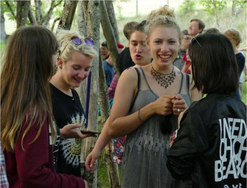 adolescentes qui discutent et rigolent lors d'une colo musique