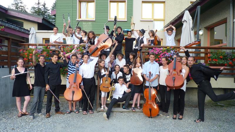 groupe de jeunes bien habillés avec leurs instruments de musique lors d'une colo musique