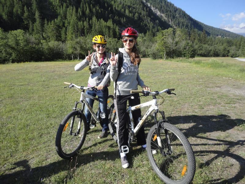 jeunes filles qui font du vélo en montagne lors de leur colo en été