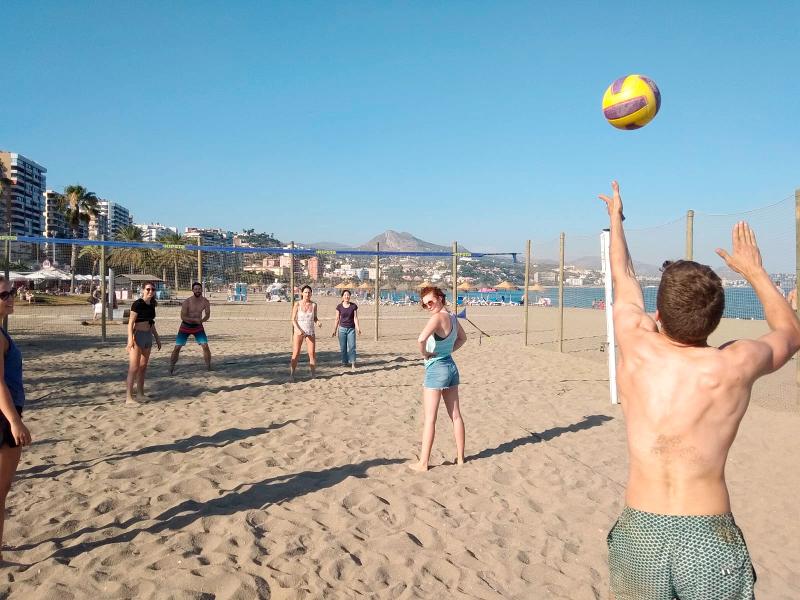 session de volleyball pour les jeunes en séjour linguistique février 