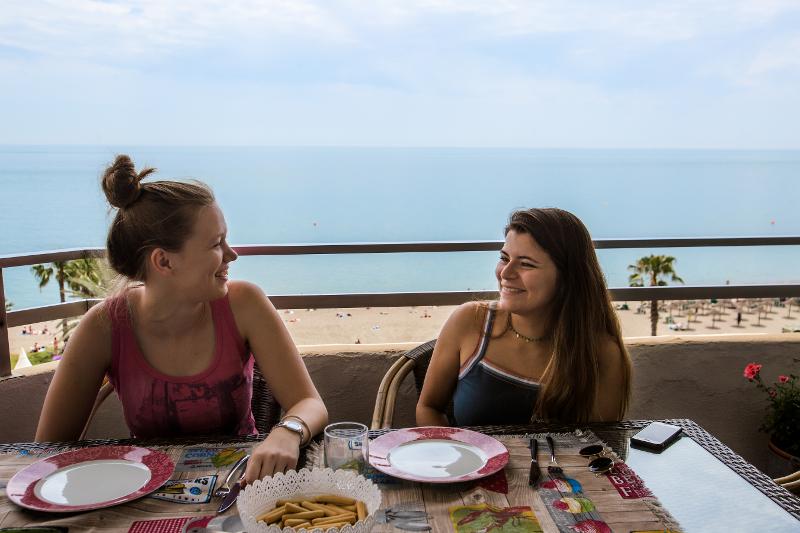 deux filles sur un balcon prêtes à manger à table lors du séjour linguistique espagnol