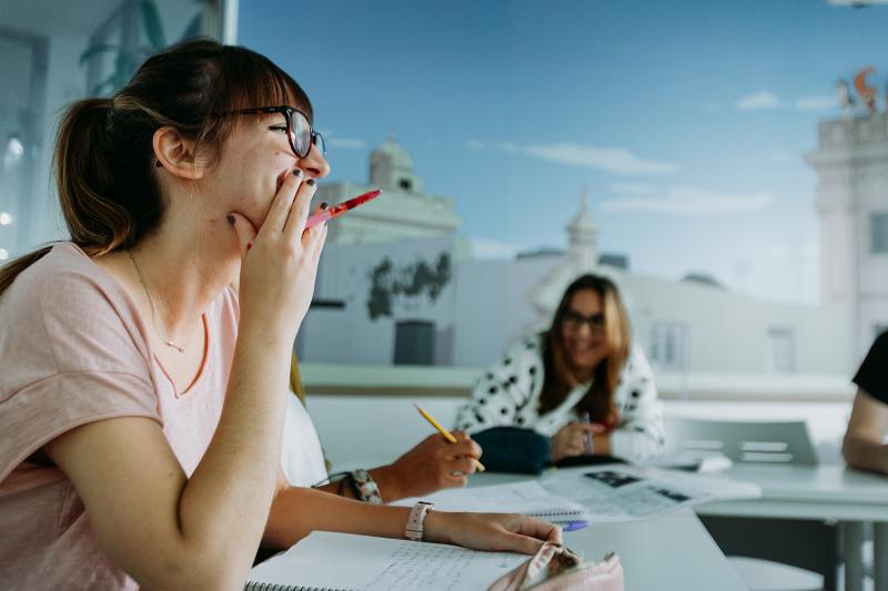 Jeune adulte lors d'un cours de langue du séjour linguistique espagne