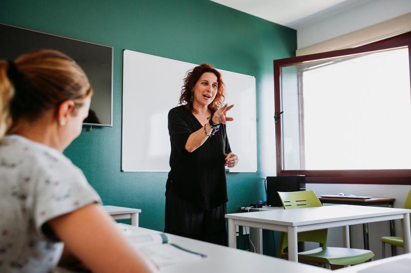 Professeure debout dans la classe du séjour linguistique espagne