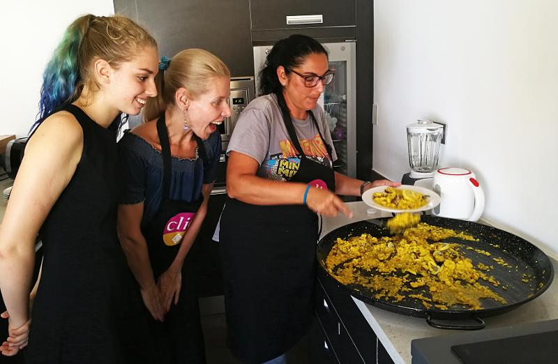 Cours de cuisine pendant le séjour linguistique espagne pour préparer une paella