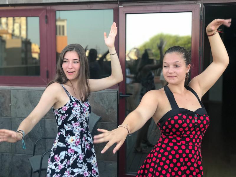Deux jeunes filles du séjour linguistique espagne pendant une leçon de flamencoa