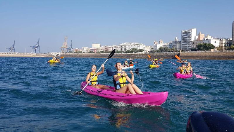 Des jeunes sur des kayak en mer pendant le séjour linguistique espagne 