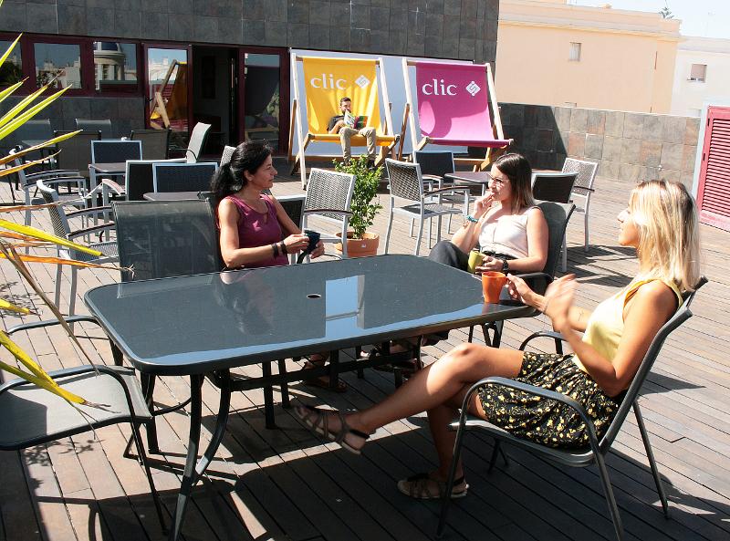 filles sur la terrasse de l'école du séjour linguistique espagne 