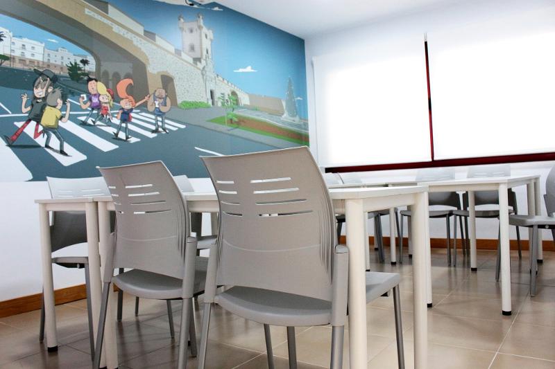 Salle avec des tables et des chaises à l'école du séjour linguistique espagne 