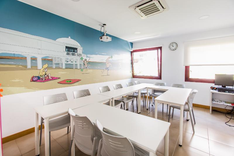 Salle de classe du séjour linguistique espagne  avec tables et chaises