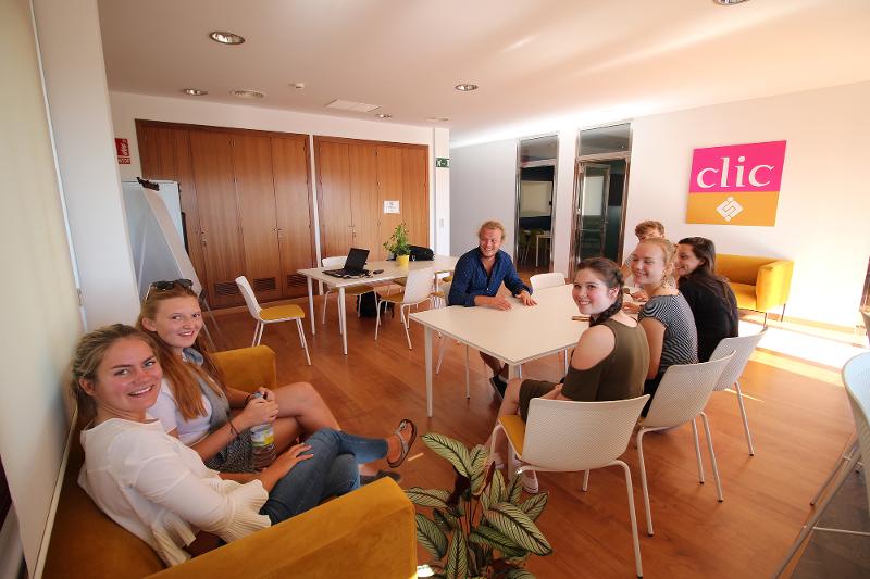 Plusieurs jeunes dans une salle de réunion de l'académie du séjour linguistique espagne 