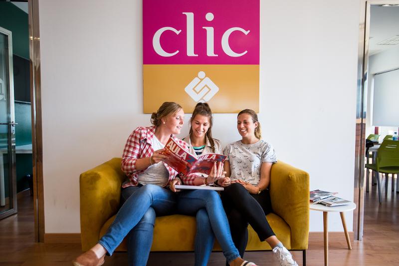 3 filles sur un canapé à l'académie Clic du séjour linguistique espagne 