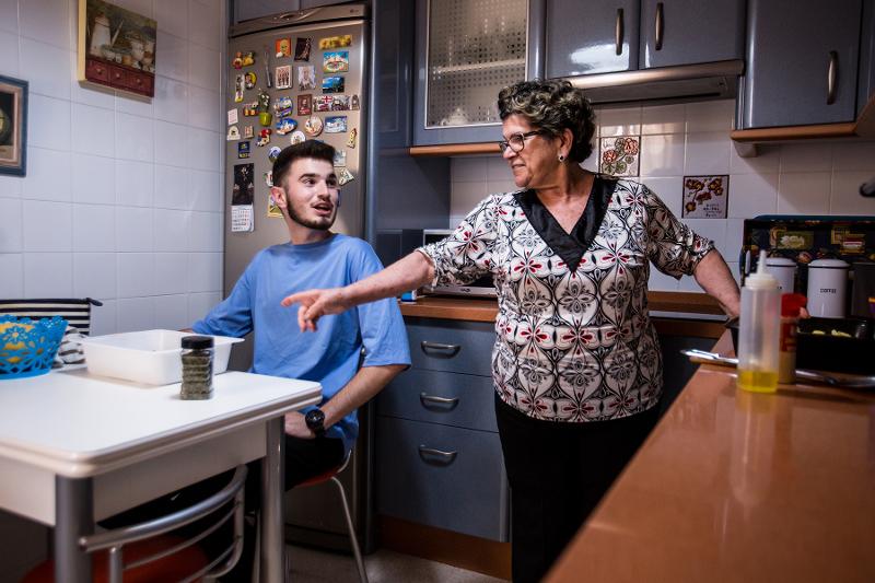 Jeune dans la cuisine de sa famille d'accueil pour le séjour linguistique espagne 