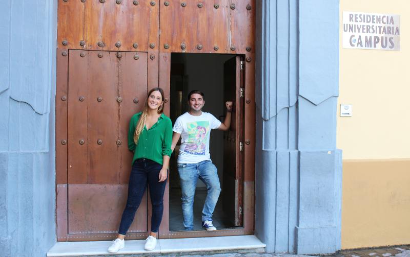 Deux jeunes à l'entrée de la résidence universitaire du séjour linguistique espagne 