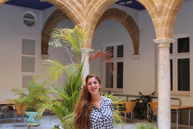 Jeune fille dans le patio du bâtiment du séjour linguistique espagne 