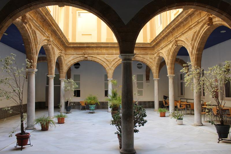 Patio de la résidence du séjour linguistique espagne avec des plantes, une architectures avec des colonnes et des arcs de cercle