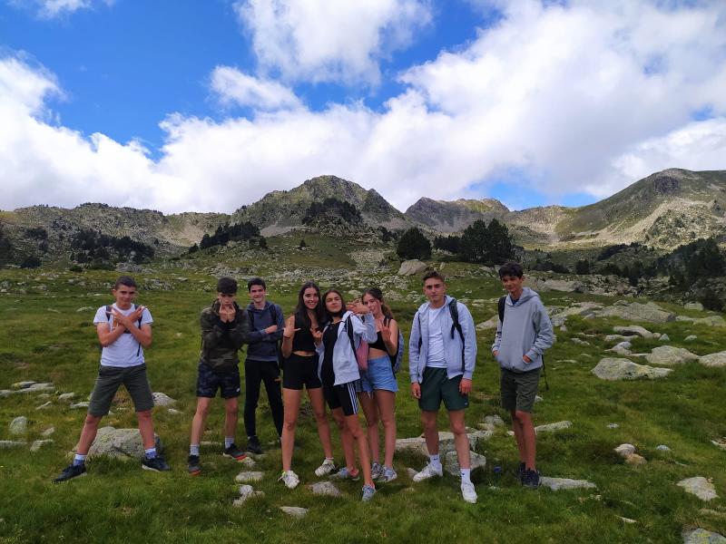 Jeunes qui posent devant la caméra dans un paysage en colonie montagne