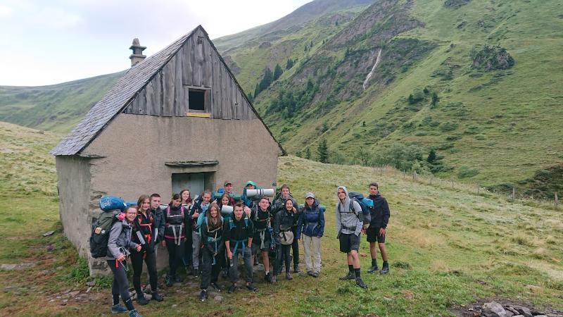 jeunes qui posent devant une maison dans la vallée en colonie montagne