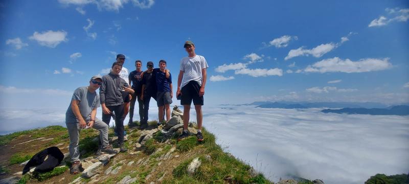 jeunes qui posent en colo montagne avec vue sur les nuages