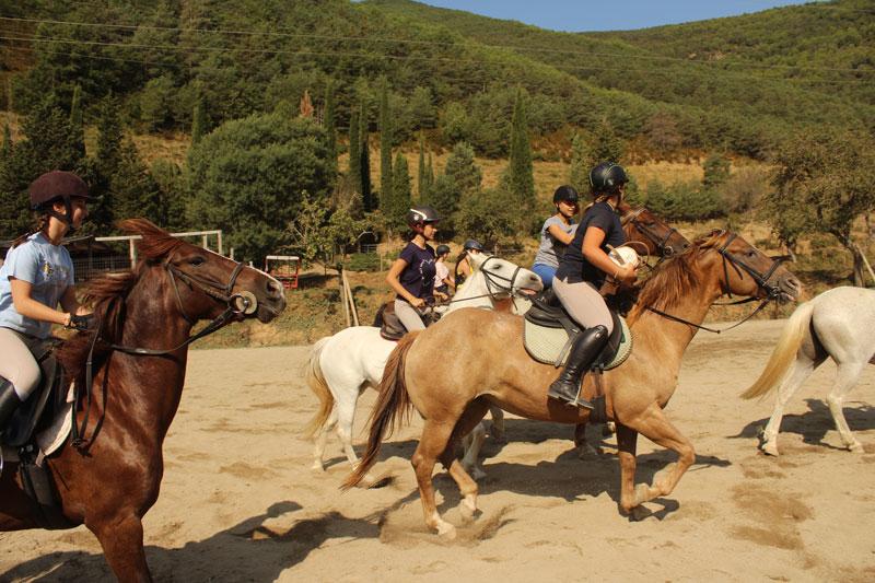 Groupe à cheval pendant un stage foot et anglais