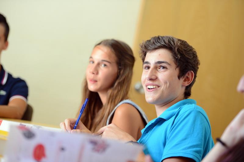 deux jeunes apprennent une nouvelle langue en colonie indonésie 