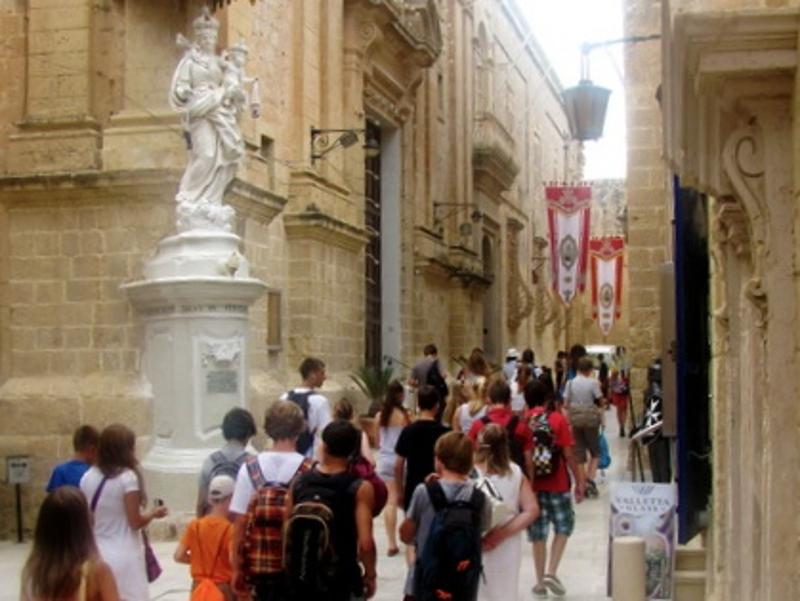 des participants à un séjour linguistique visite Malte