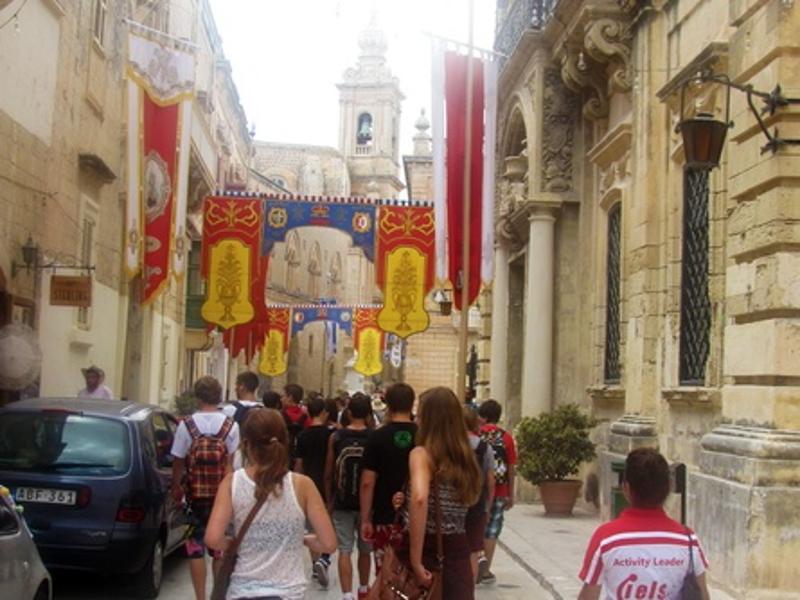 Des jeunes en colo visite La Valette à Malte