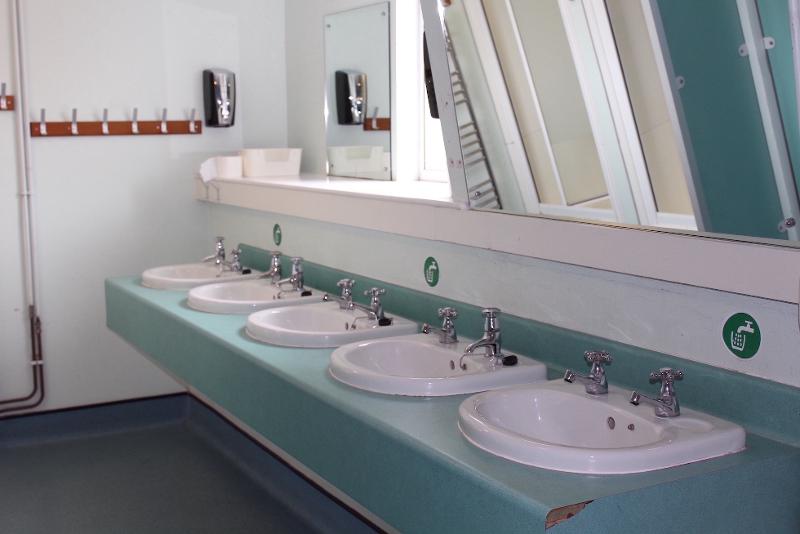salle de bain collective avec 5 vasques pour un séjour linguistique anglais