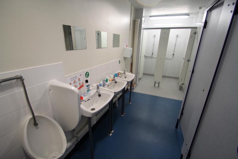 toilettes des garçons d'un séjour linguistique anglais