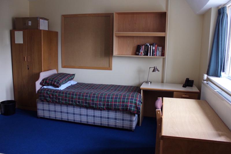 chambre avec bureau et fenêtre d'un séjour linguistique anglais
