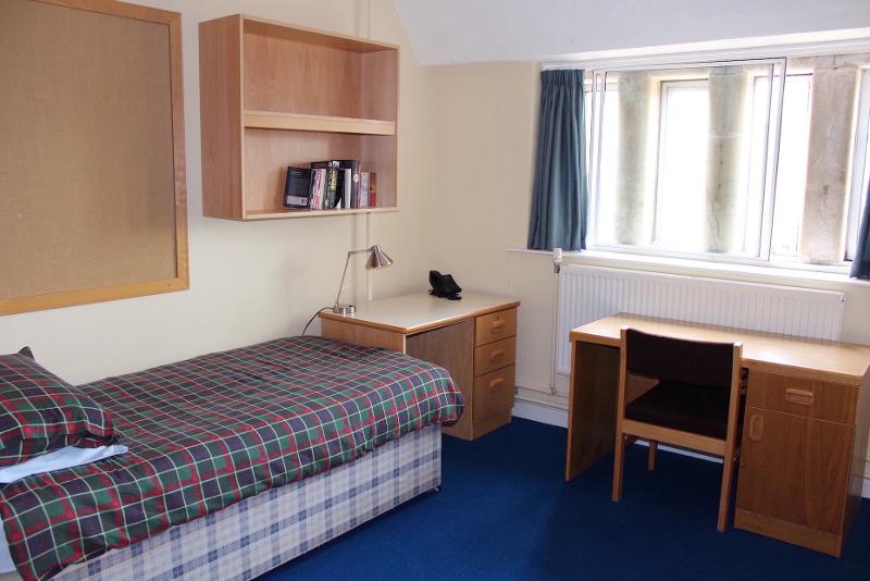 vue d'une chambre avec bureau d'un séjour linguistique anglais