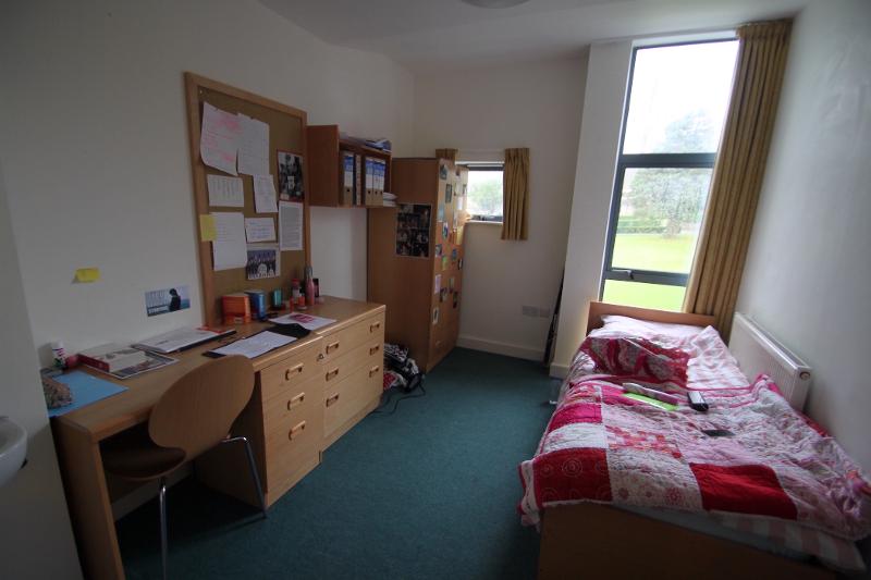 une chambre simple équipée pour un séjour linguistique anglais