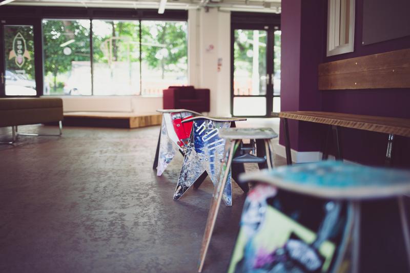 pièce d'échange avec tabourets et bancs utilisés lors d'un séjour linguistique anglais