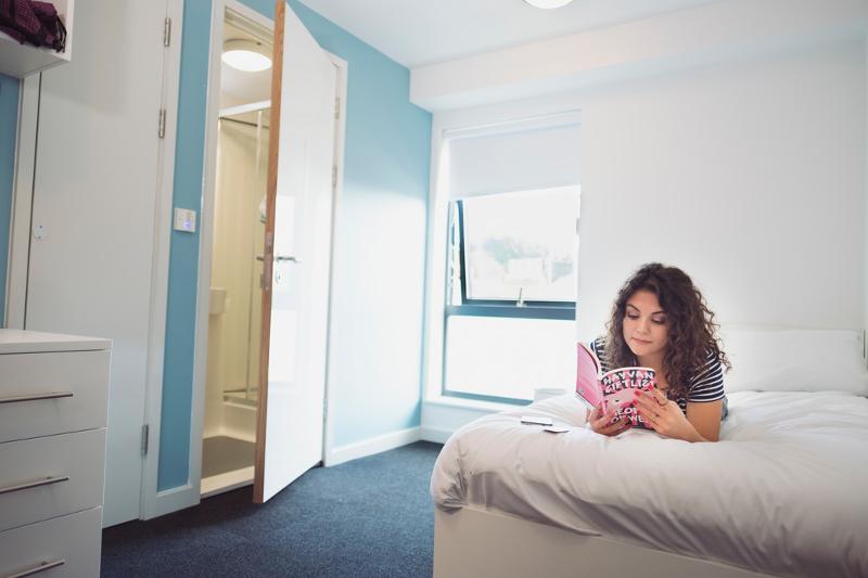 Lecture dans une chambre d'un séjour linguistique anglais