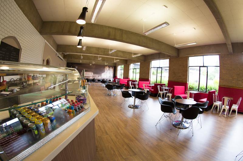 grande cafétéria d'un voyage de langue Angleterre