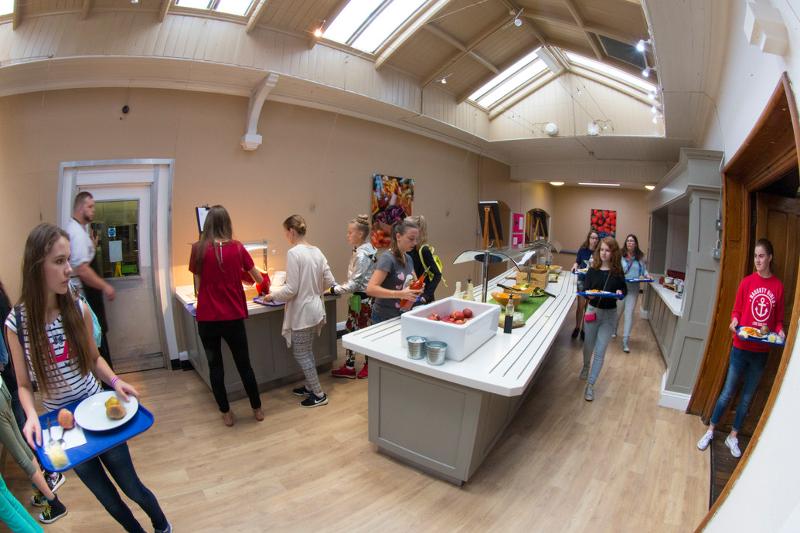 Repas entre élèves en voyage de langue Angleterre