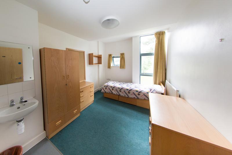 Une chambre équipée et meublée entièrement d'un voyage de langue Angleterre