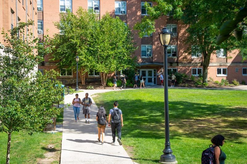 jeunes se baladant sur le campus d'un séjour linguistique intensif