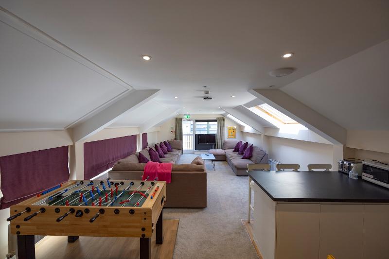 Salle de jeux avec canapé utilisée lors d'un voyage de langue Angleterre à Newbury