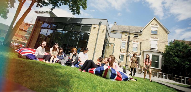 jeunes qui se reposent dehors en séjour linguistique londres famille d'accueil 