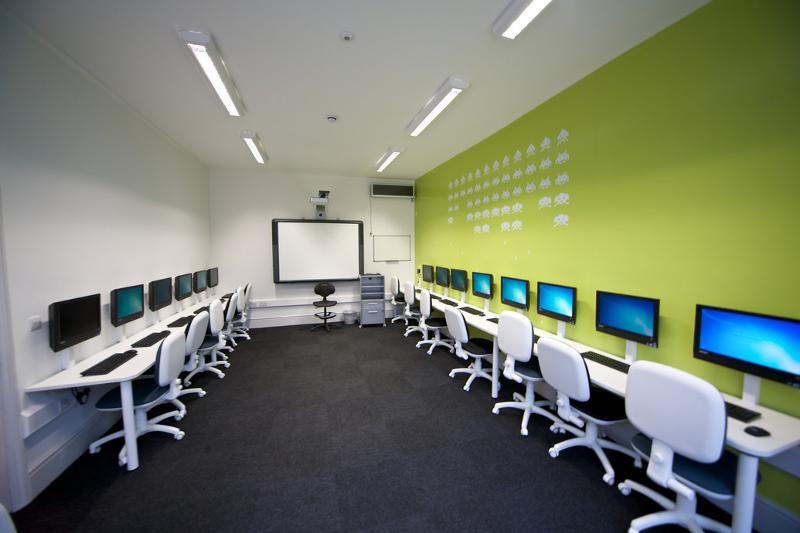 Salle informatique d'un séjour linguistique anglais 