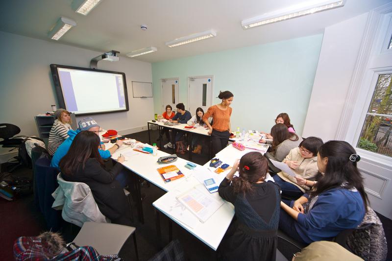 jeunes dans une salle de classe en voyage linguistique royaume uni