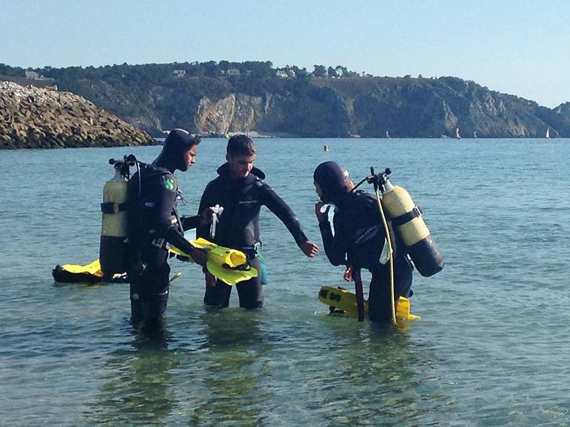 jeunes avec des habits de plongée en colo surf bretagne