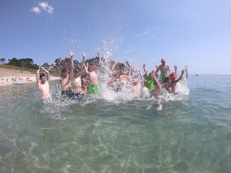 groupe d'enfants qui se baignent en colonie de vacances surf bretagne